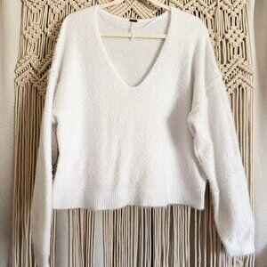 Free People White Fluffy V-Neck Sweater Size Medium GUC